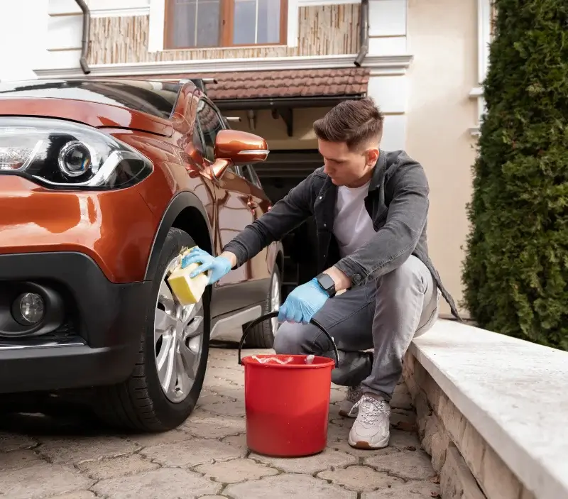 Lavage auto à domicile Évellys : professionnel intervenant sur un véhicule